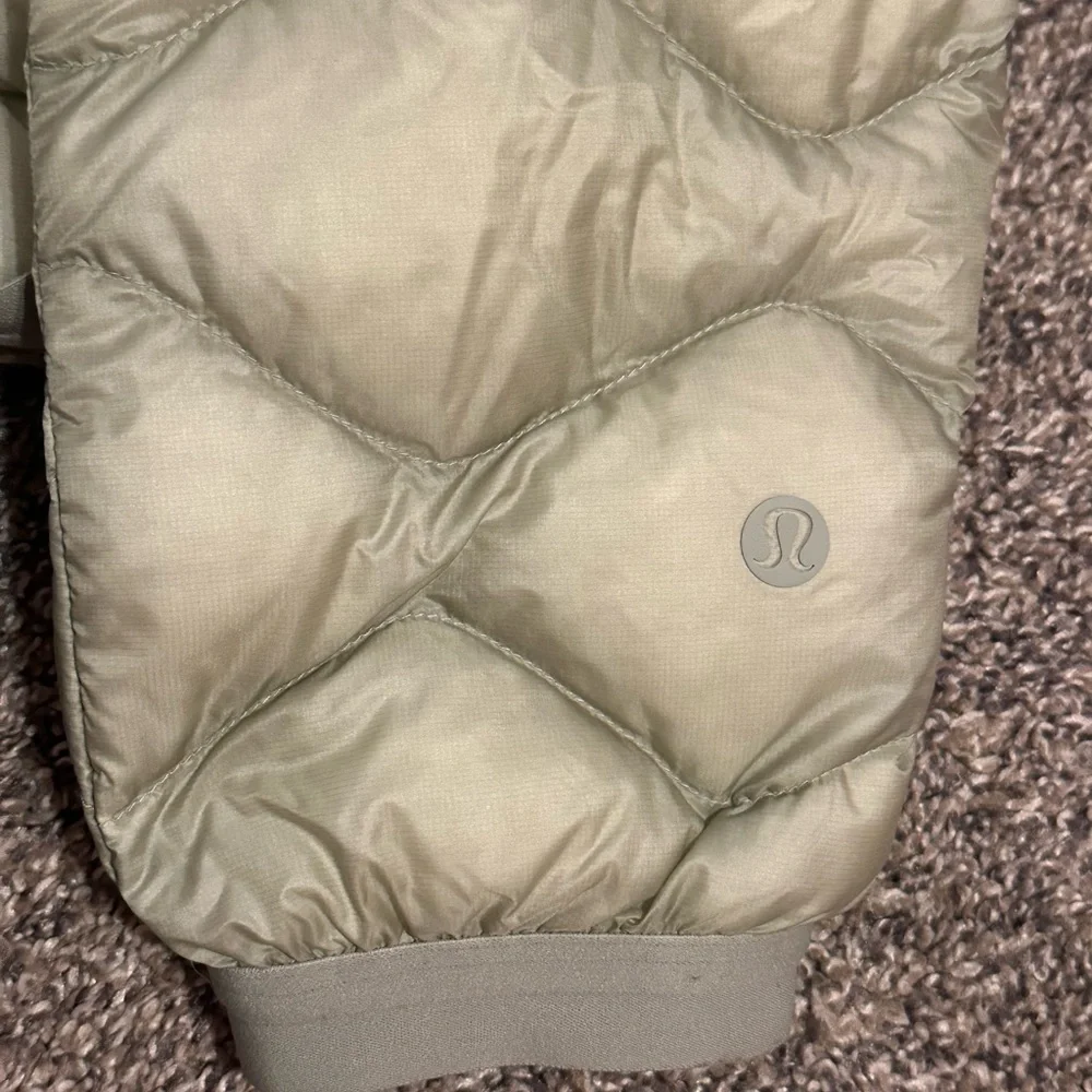Lululemon Sage Green Featherweight Down Quilted Hooded Puffer Jacket - Picture 3 of 6